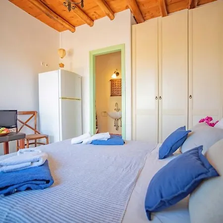 Semesterbostad To Armiro Boutique *